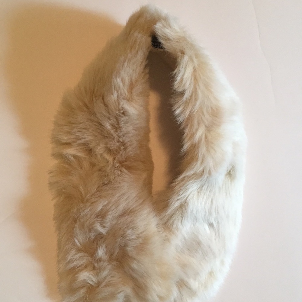 NWOT Faux Fur Collar- cream